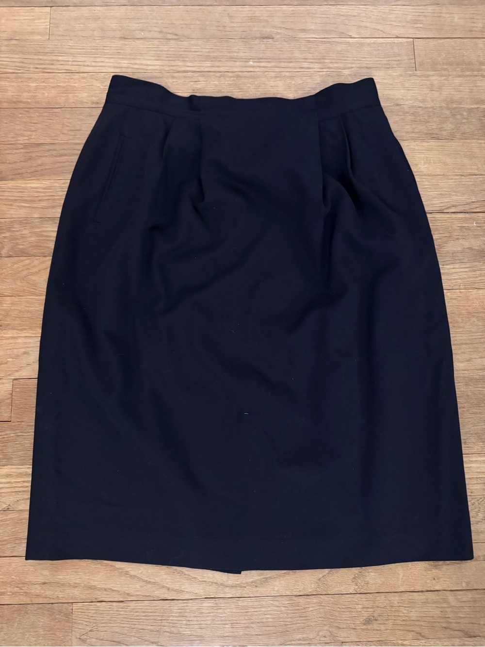 Austin Reed Women's Wool Black Knee Length Pencil Skirt - Size 16
 b62